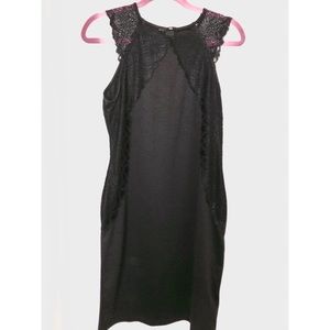 Slim Fit Sleeveless Lace Dress
